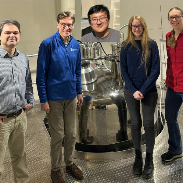 The bacterial ergothioneine transporter team and the 800 MHz spectrometer (December 2022). Brenna Walsh, Cristian Pis Diez not pictured.